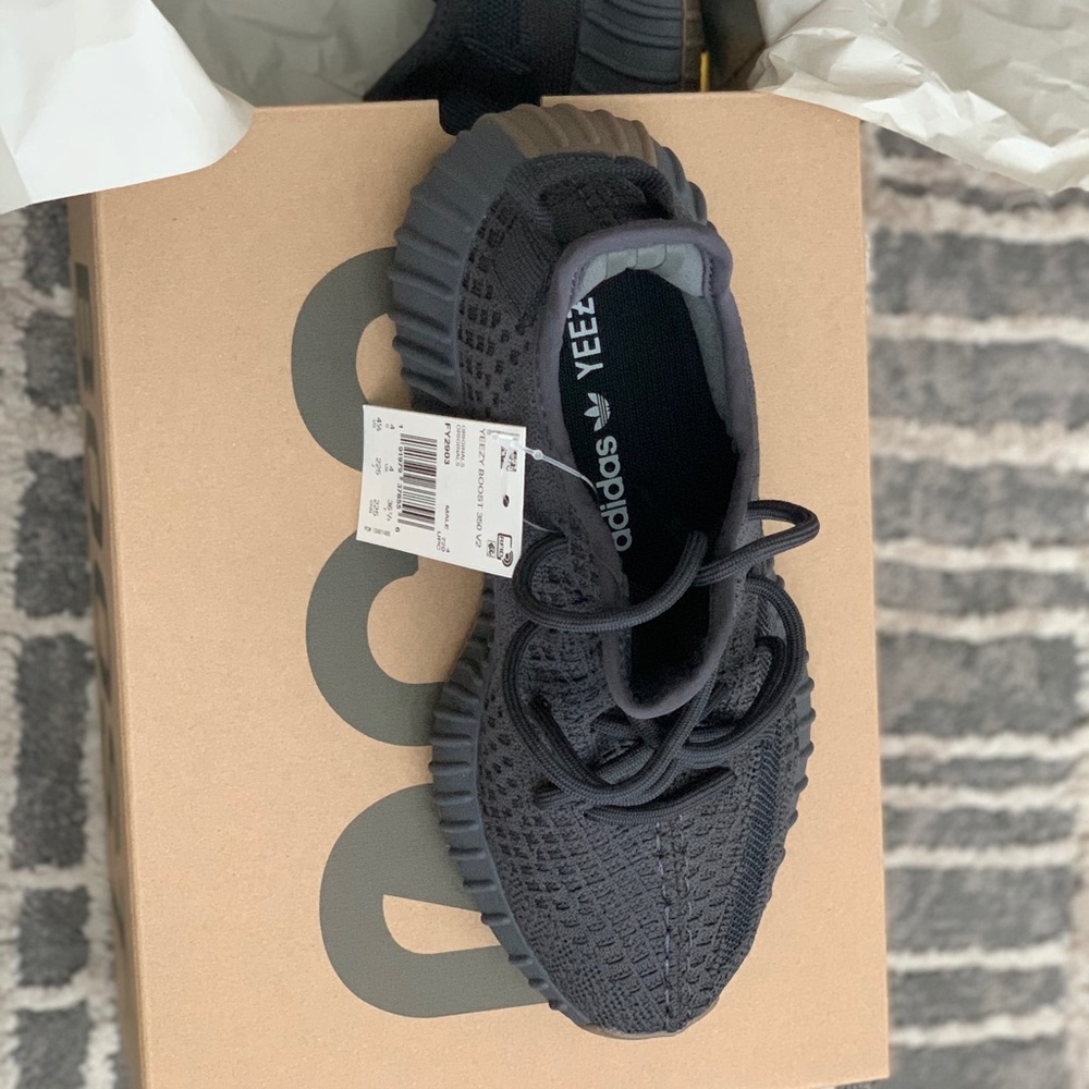 Happy Friday!! Yeezy Boost 350 V2.  Size: 4.5